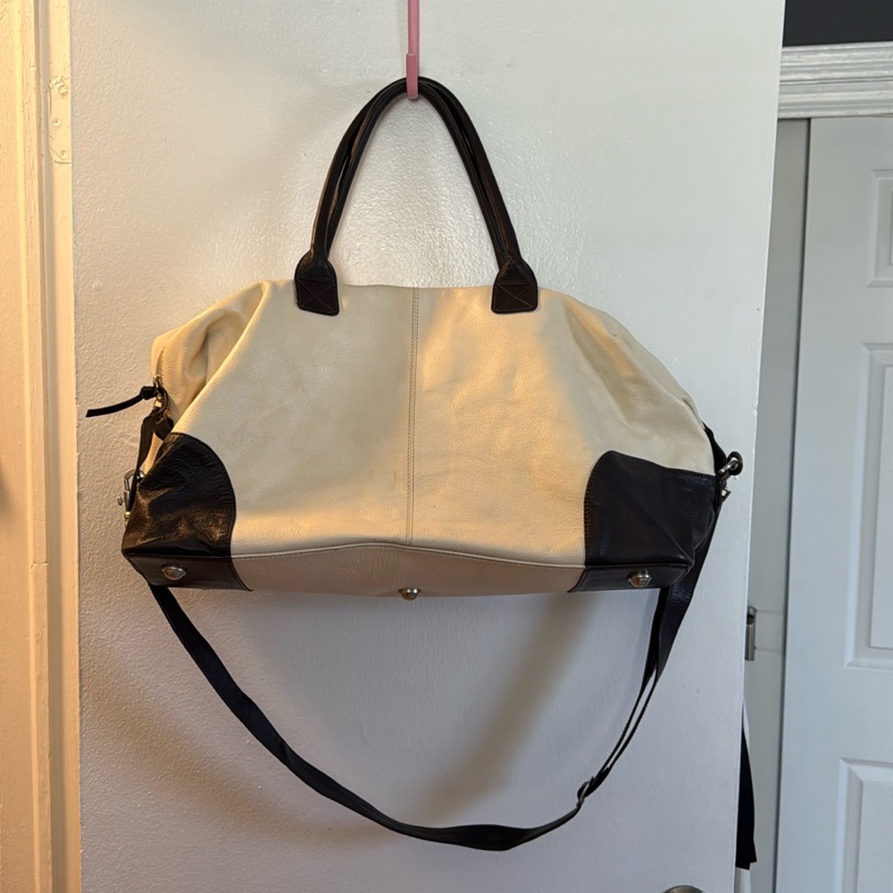 Ivory and chocolate brown leather weekender bag! ⛱️🏝️🛫